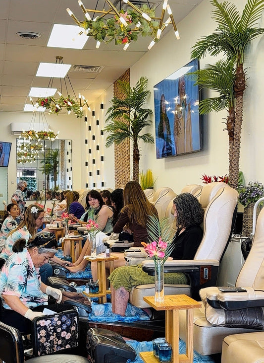 Thay Áo Hawaii Cho Thợ – Một Cách Rất Dễ Để Tiệm Nails Có Không Khí Mùa Hè
